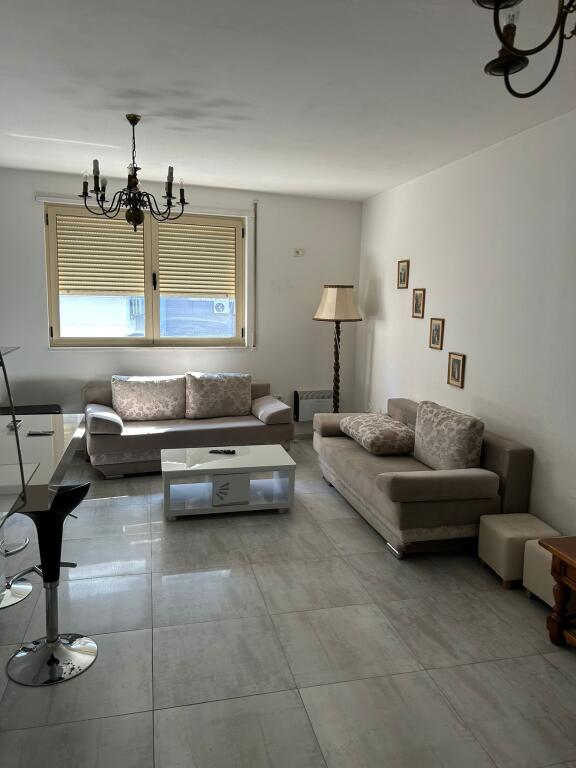 Jepet  me qera  apartament  1+1 perballe Kristal Center
