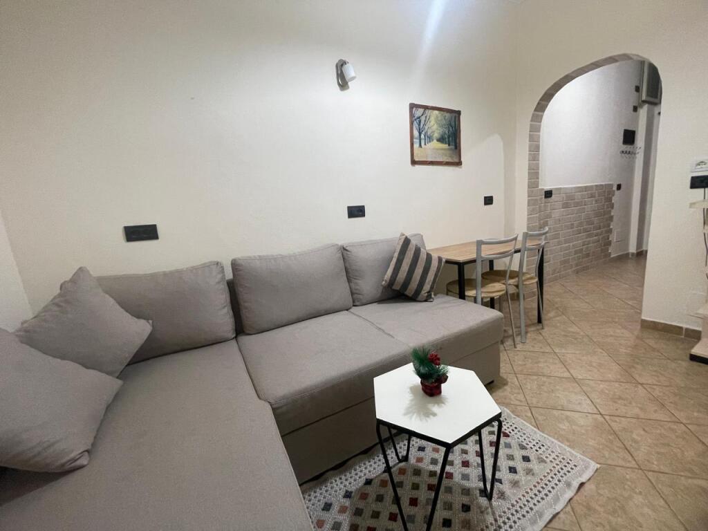 🏢Ne zonen e 5 Majit,prane Zgares se 5 Majit  jepet me qera apartament 1+1,i mobiluar.45,000Leke