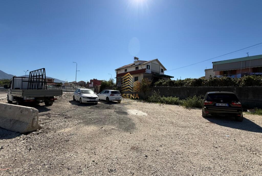 Jepet me qira Toke 450m², Laprake -Unaza e Madhe, 900 Euro