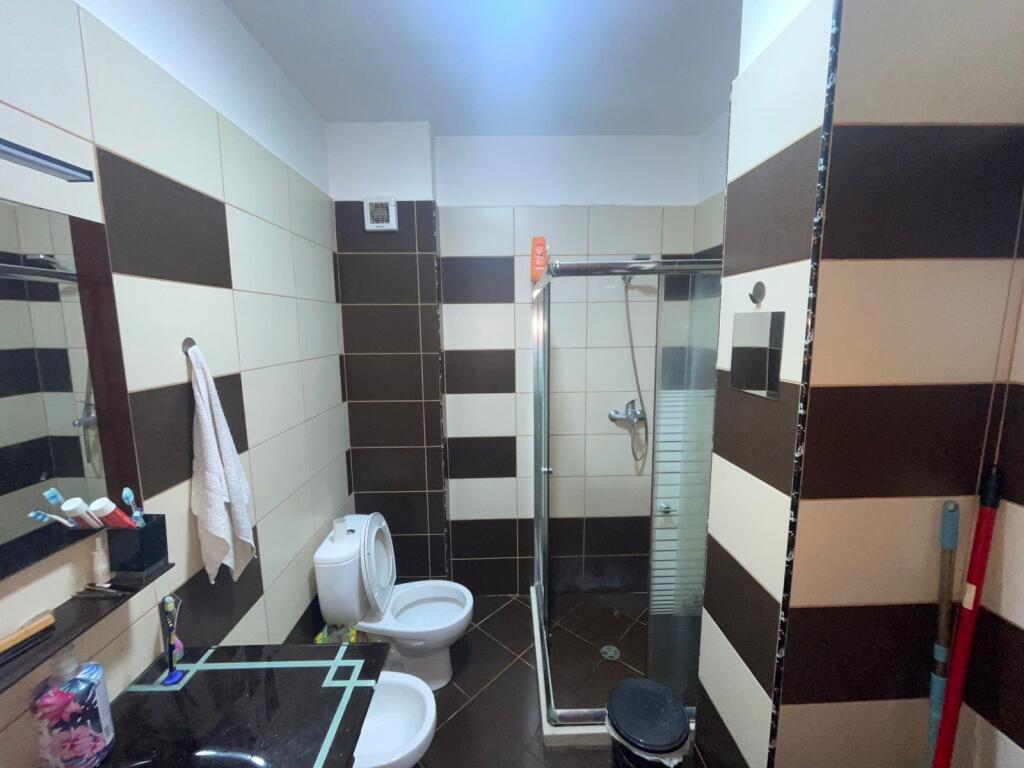 Ne zonen e Liqenit te Thate,Rr.Hamdi Sina jepet me qera apartament 1+1,i mobiluar.50,000Leke