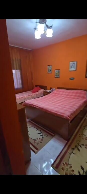 Shitet apartament 1+1 tek Shkolla Partizani