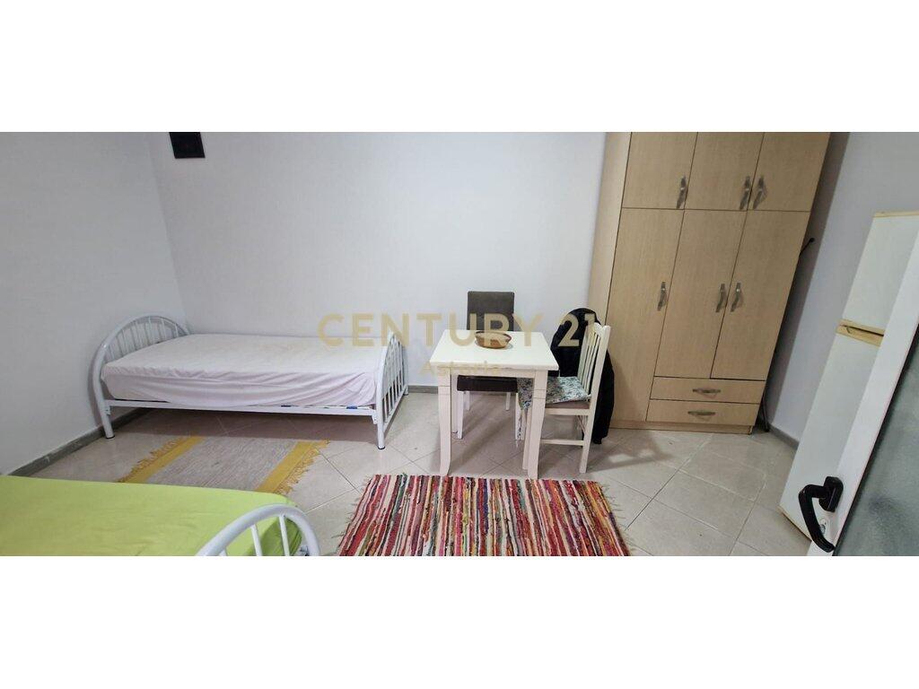 400 € /Muaj - Jepet me qira garsoniere te Blloku Ambasadave rruga e Durresit!