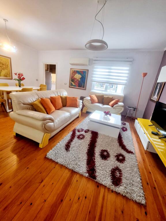 Jepet super apartament 2+1+2 rruges se Kosovareve!