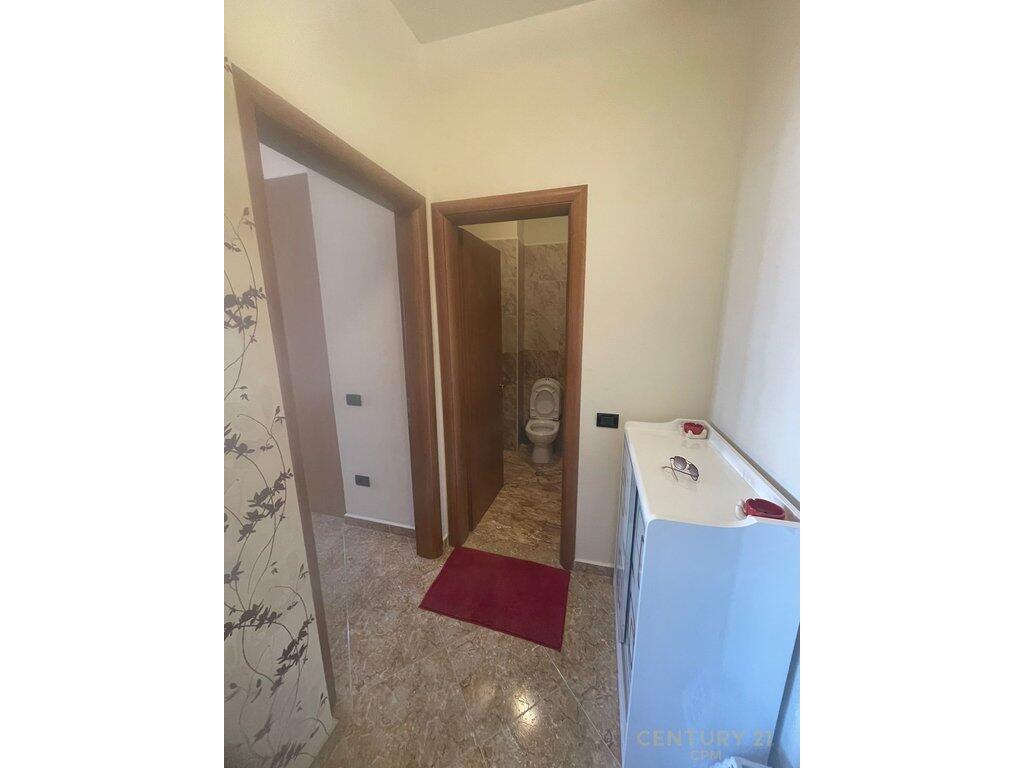 Appartamento 1+1+Garage In Affitto In Piazza Avni Rustemi, Tirana