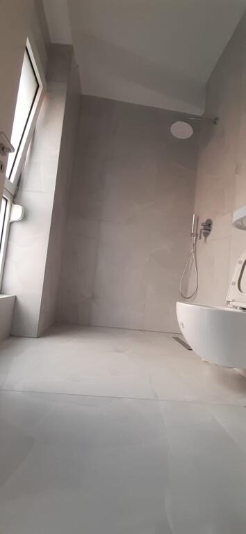 🏡 Jepet me qera garzoniere  📍Adresa : Ali Demi Kompleksi Kaimi  💶 Çmimi:250 mij Leke ne muaj