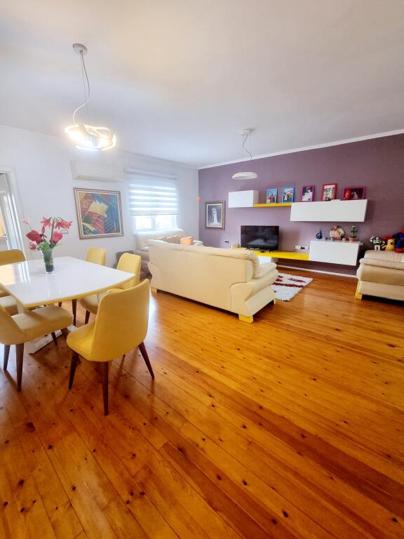 Jepet super apartament 2+1+2 rruges se Kosovareve!