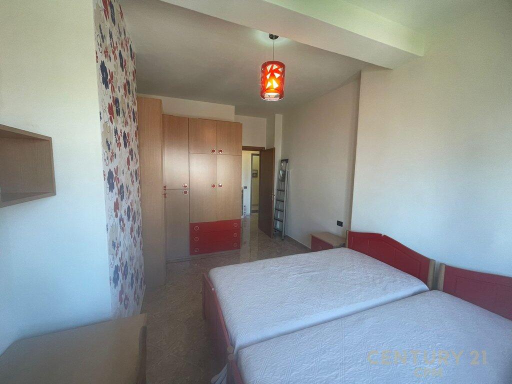 Appartamento 1+1+Garage In Affitto In Piazza Avni Rustemi, Tirana