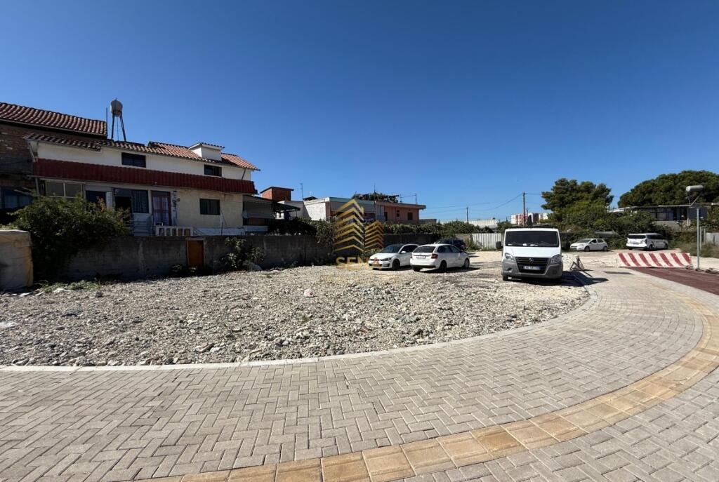 Jepet me qira Toke 450m², Laprake -Unaza e Madhe, 900 Euro