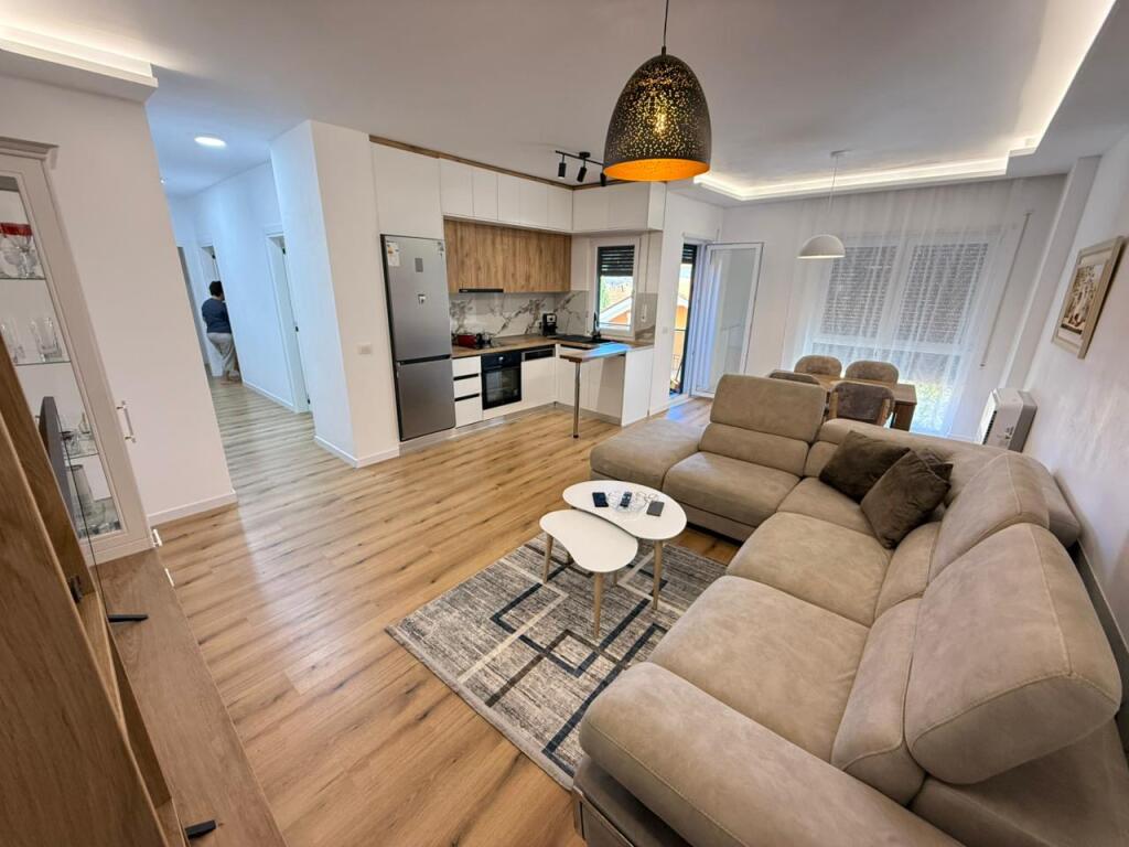 🏡 Appartamento 2+1 in Affitto📍 Via Dervish Hekali, vicino alla Scuola Rossa💶 Prezzo: 900 €