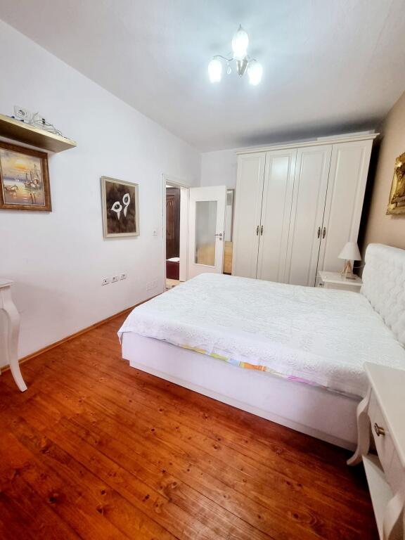 Jepet super apartament 2+1+2 rruges se Kosovareve!