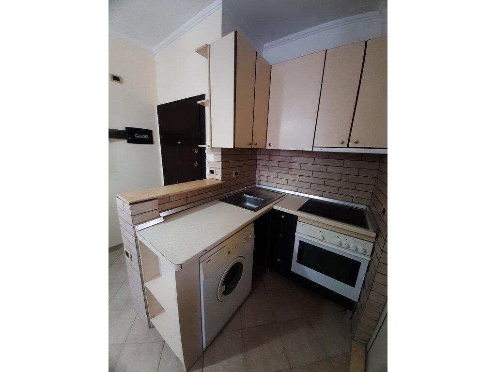 Appartamento 1+1 in Affitto a Frigorifero, Tirana