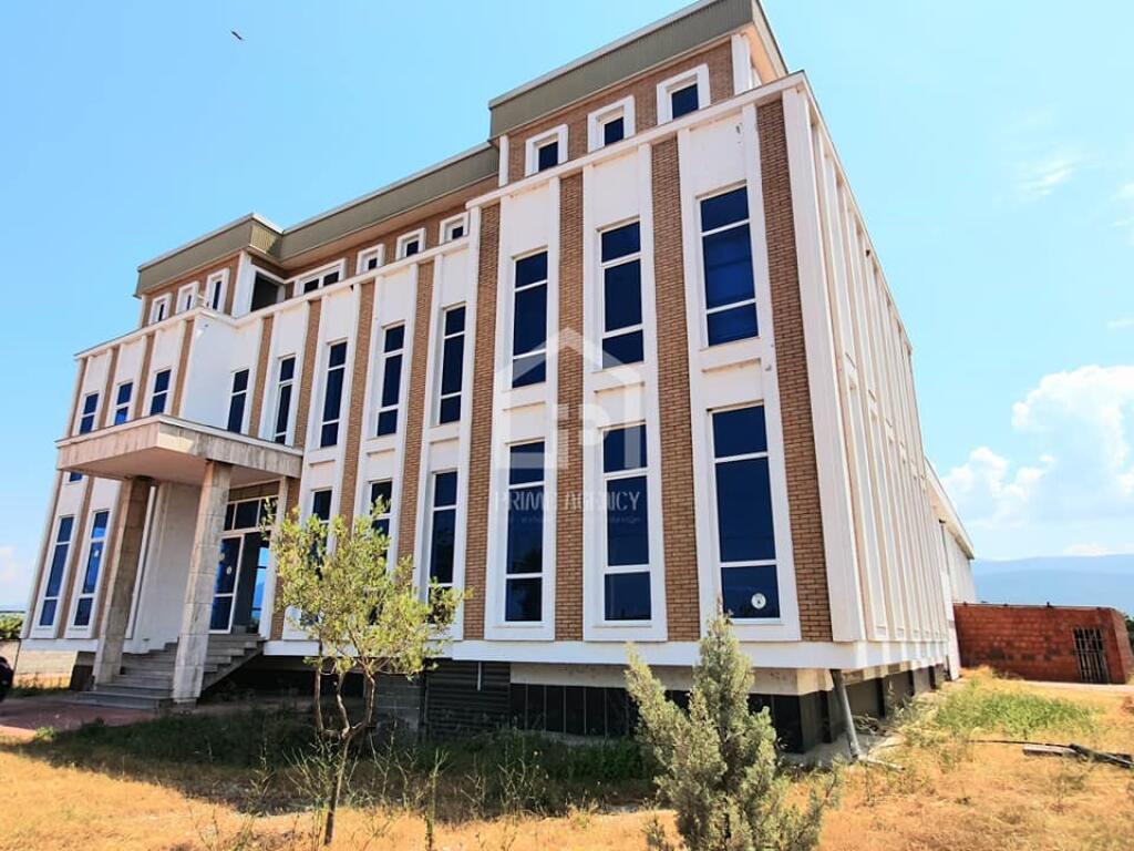 JEPET ME QERA : OBJEKT BIZNESI 3 KT + Bodrum/ Autostradë Tiranë - Lezhe"
