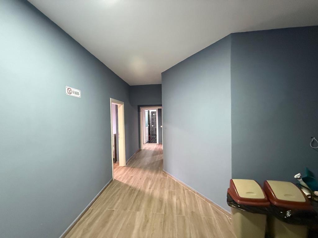 INVESTIMENTO IDEALE: 7 UNITÀ APART-HOTEL, VICINO AL MARE A DURRËS 338.000 € Superficie Totale  260m2  Superficie Interna  234m2  Camere da letto  7  Piano 3  Stato  Usato  Tipo  Apart hotel  Completamente arredato  Visualizzazioni:94  Ipoteca: Sì  Disponibile  Descrizione Intero piano residenziale in vendita con una superficie di 260 m², situato al terzo piano, nella zona richiesta di Via Pavarësia, Ponte Dajlan – Durrës, a soli 50 metri dal mare.  La proprietà è organizzata in 7 unità apart-hotel: • 6 monolocali, ciascuno con bagno; • 1 appartamento tipo 1+1 con bagno.  La posizione strategica vicino alla costa e la divisione funzionale rendono questa proprietà un'ottima opportunità per investimento turistico, con alto potenziale di reddito durante tutto l'anno.