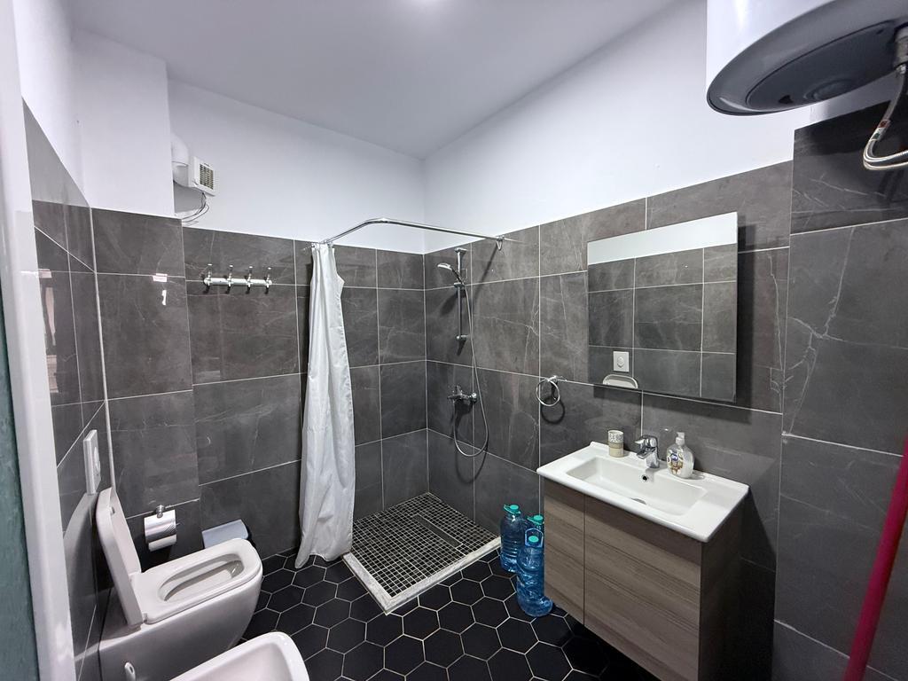 INVESTIMENTO IDEALE: 7 UNITÀ APART-HOTEL, VICINO AL MARE A DURRËS 338.000 € Superficie Totale  260m2  Superficie Interna  234m2  Camere da letto  7  Piano 3  Stato  Usato  Tipo  Apart hotel  Completamente arredato  Visualizzazioni:94  Ipoteca: Sì  Disponibile  Descrizione Intero piano residenziale in vendita con una superficie di 260 m², situato al terzo piano, nella zona richiesta di Via Pavarësia, Ponte Dajlan – Durrës, a soli 50 metri dal mare.  La proprietà è organizzata in 7 unità apart-hotel: • 6 monolocali, ciascuno con bagno; • 1 appartamento tipo 1+1 con bagno.  La posizione strategica vicino alla costa e la divisione funzionale rendono questa proprietà un'ottima opportunità per investimento turistico, con alto potenziale di reddito durante tutto l'anno.