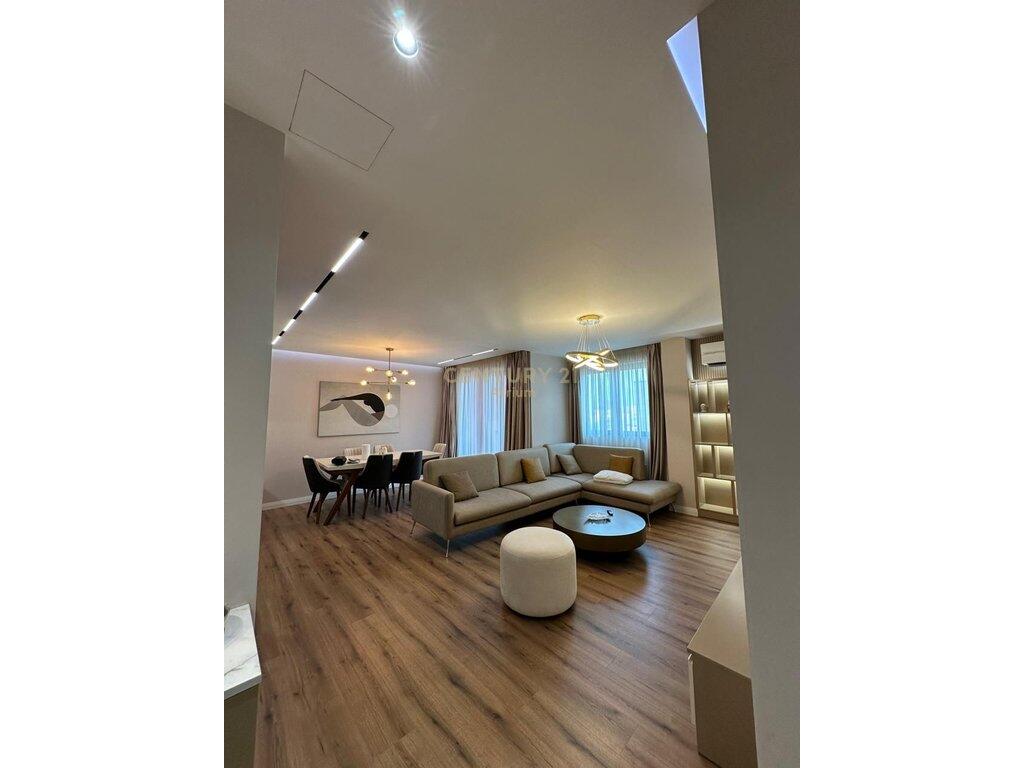 Jepet me qira Apartament 3+2+1 në Astir !