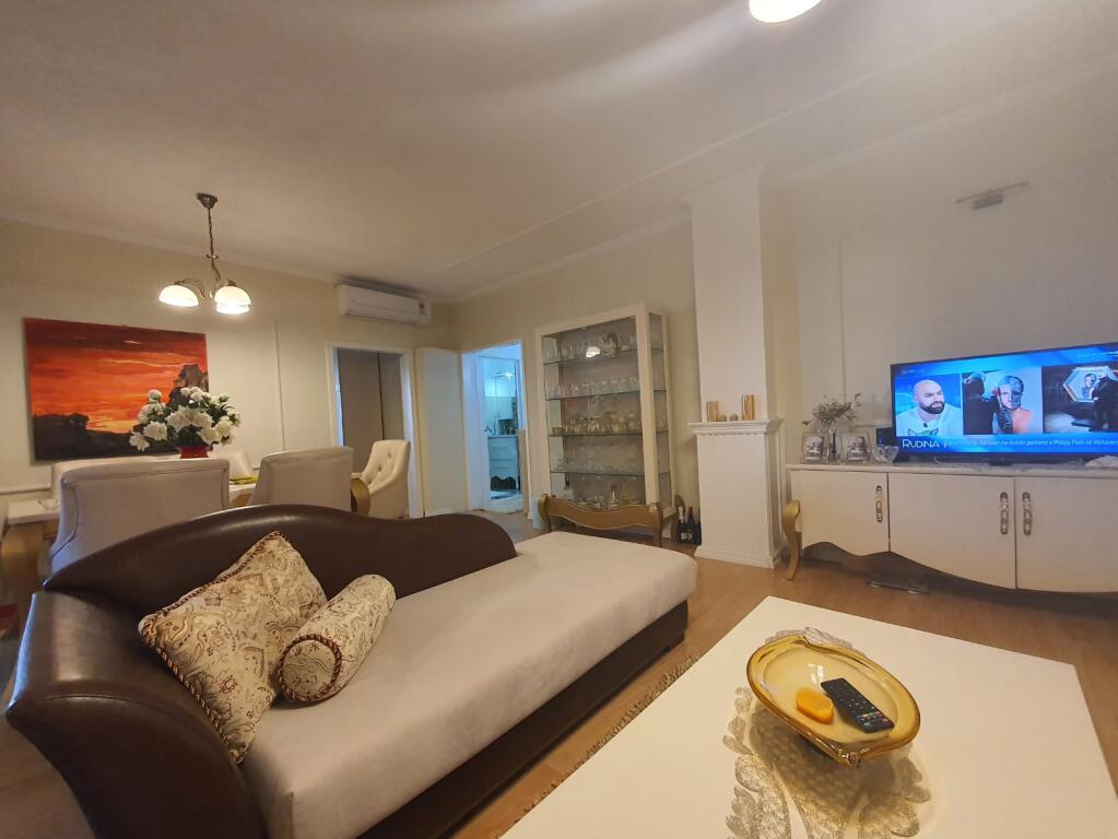 Affittasi appartamento moderno 2+1 a Mozaiku di Tirana