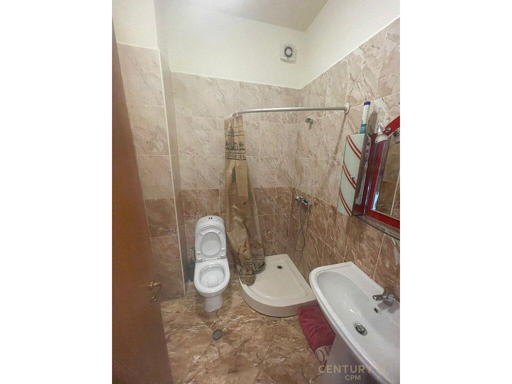 Appartamento 1+1+Garage In Affitto In Piazza Avni Rustemi, Tirana