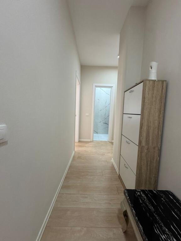 Jepet me qera apartament 2+1 tek Rruga e Kosovareve