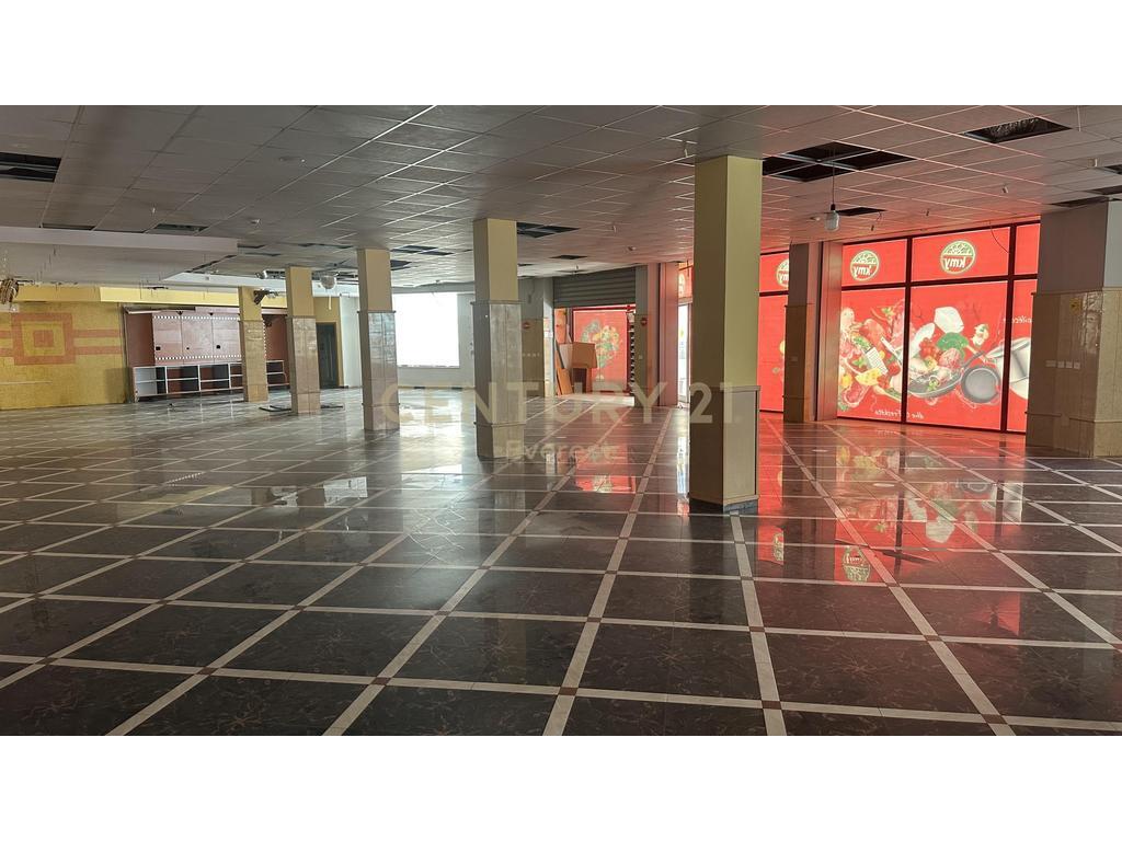 VICINO ALLA SCUOLA DI BALLO, VENDIAMO UN'UNITÀ COMMERCIALE SU 2 PIANI 1.650.000 €