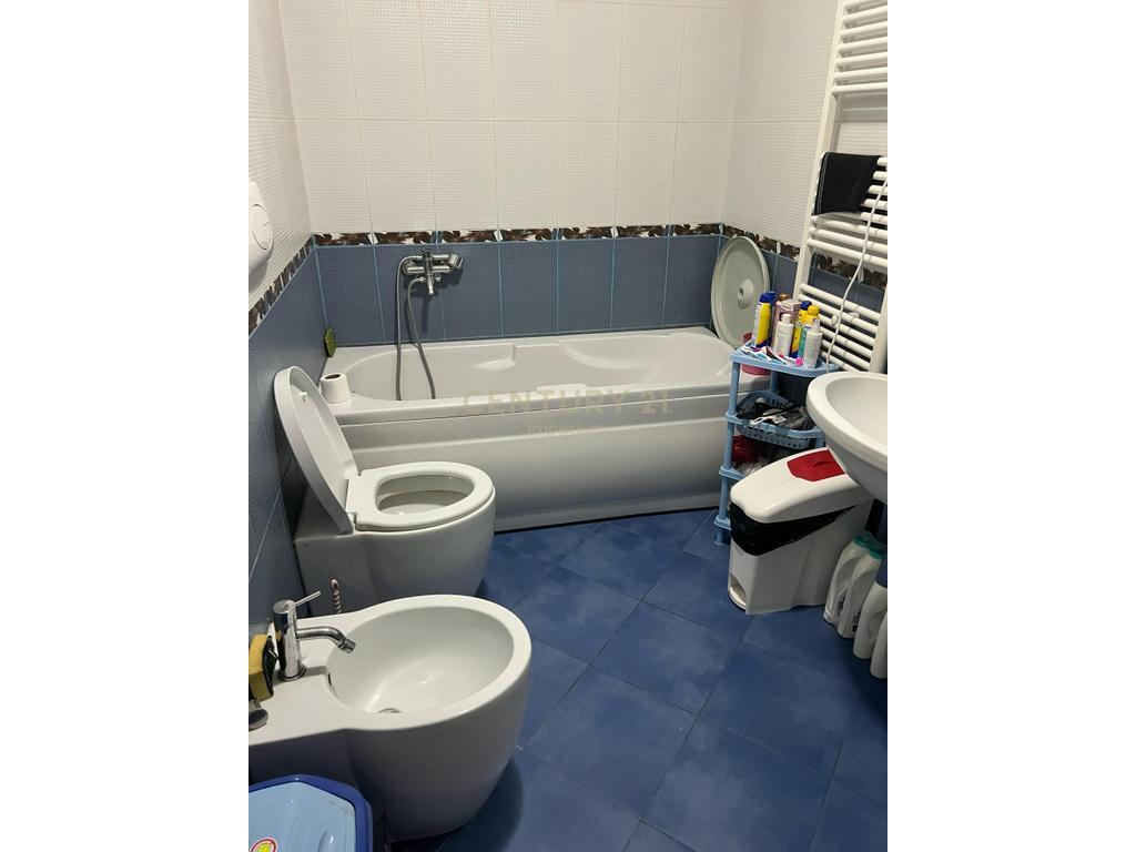 SHITET APARTAMENT 2+1+2 ME BALLKON – ZONA E OXHAKUT, PRANË BAR-KAFE “ARTISTI”
