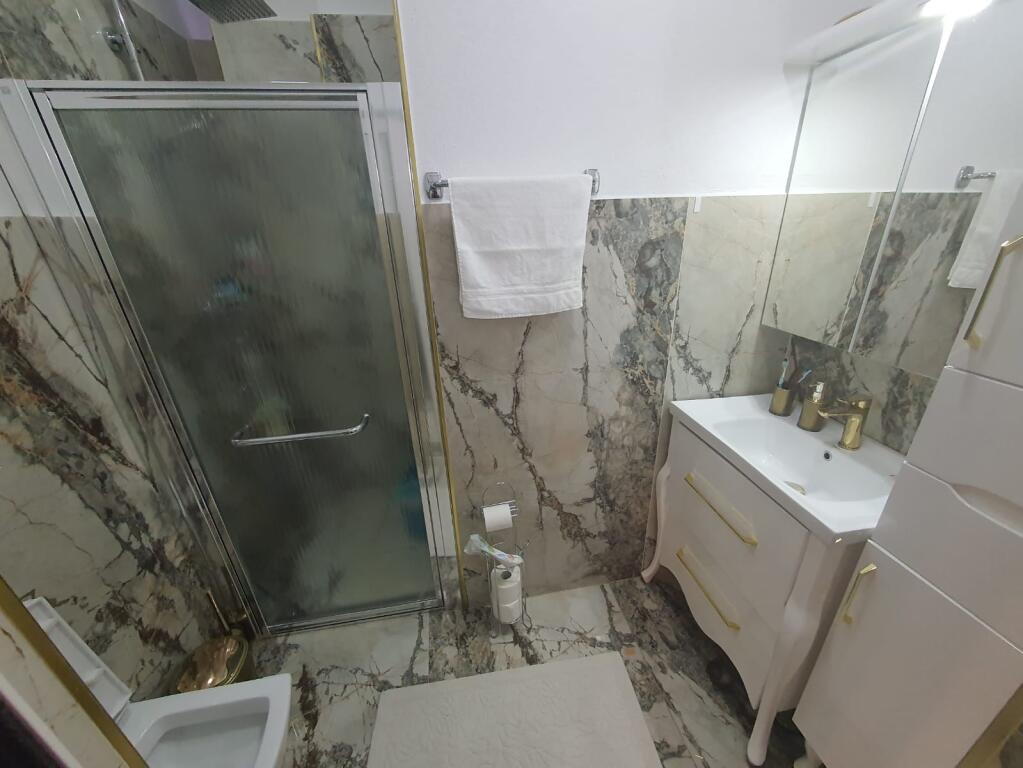 Affittasi appartamento moderno 2+1 a Mozaiku di Tirana
