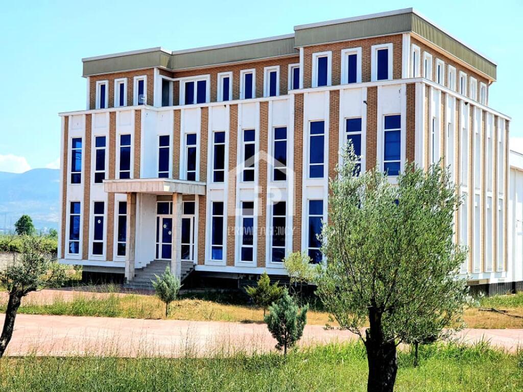 JEPET ME QERA : OBJEKT BIZNESI 3 KT + Bodrum/ Autostradë Tiranë - Lezhe"
