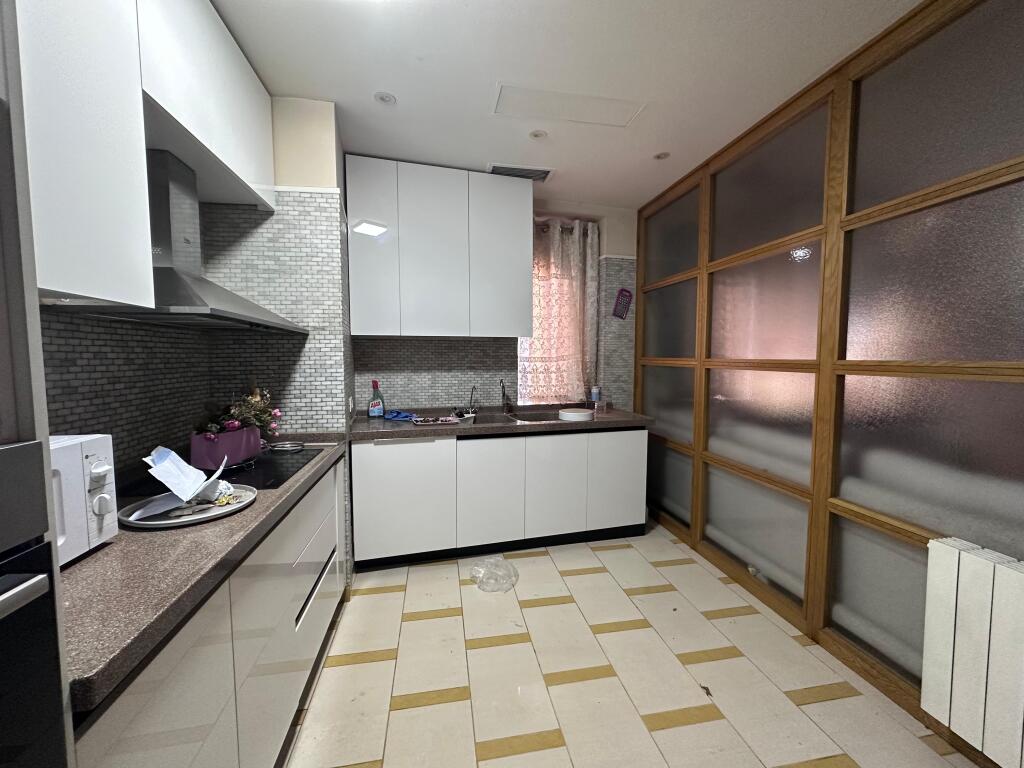 🏡 Jepet me Qira Apartament 3+1 📍 Qendra Tiranë, te Galeria💶 1800 € / muaj
