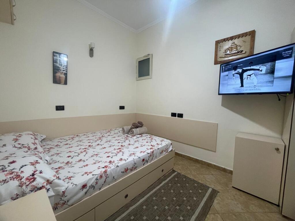 🏢Ne zonen e 5 Majit,prane Zgares se 5 Majit  jepet me qera apartament 1+1,i mobiluar.45,000Leke