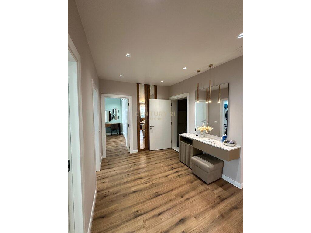 Jepet me qira Apartament 3+2+1 në Astir !