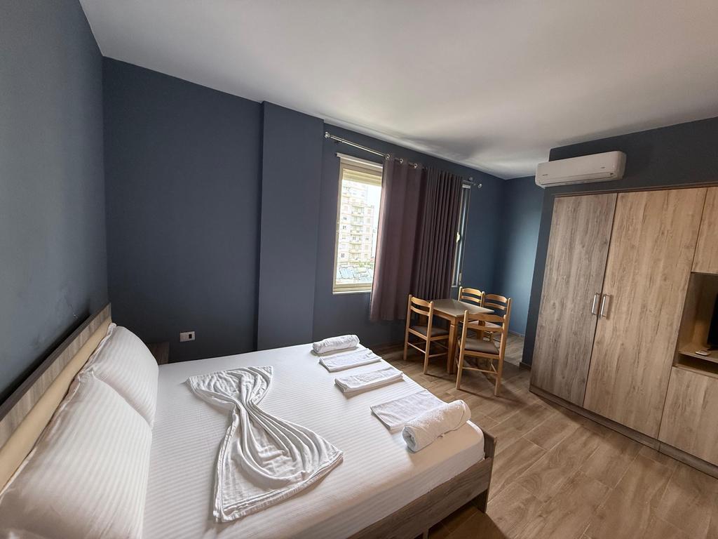 INVESTIMENTO IDEALE: 7 UNITÀ APART-HOTEL, VICINO AL MARE A DURRËS 338.000 € Superficie Totale  260m2  Superficie Interna  234m2  Camere da letto  7  Piano 3  Stato  Usato  Tipo  Apart hotel  Completamente arredato  Visualizzazioni:94  Ipoteca: Sì  Disponibile  Descrizione Intero piano residenziale in vendita con una superficie di 260 m², situato al terzo piano, nella zona richiesta di Via Pavarësia, Ponte Dajlan – Durrës, a soli 50 metri dal mare.  La proprietà è organizzata in 7 unità apart-hotel: • 6 monolocali, ciascuno con bagno; • 1 appartamento tipo 1+1 con bagno.  La posizione strategica vicino alla costa e la divisione funzionale rendono questa proprietà un'ottima opportunità per investimento turistico, con alto potenziale di reddito durante tutto l'anno.