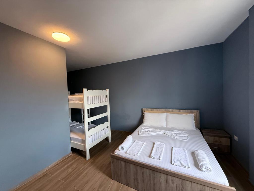 INVESTIMENTO IDEALE: 7 UNITÀ APART-HOTEL, VICINO AL MARE A DURRËS 338.000 € Superficie Totale  260m2  Superficie Interna  234m2  Camere da letto  7  Piano 3  Stato  Usato  Tipo  Apart hotel  Completamente arredato  Visualizzazioni:94  Ipoteca: Sì  Disponibile  Descrizione Intero piano residenziale in vendita con una superficie di 260 m², situato al terzo piano, nella zona richiesta di Via Pavarësia, Ponte Dajlan – Durrës, a soli 50 metri dal mare.  La proprietà è organizzata in 7 unità apart-hotel: • 6 monolocali, ciascuno con bagno; • 1 appartamento tipo 1+1 con bagno.  La posizione strategica vicino alla costa e la divisione funzionale rendono questa proprietà un'ottima opportunità per investimento turistico, con alto potenziale di reddito durante tutto l'anno.