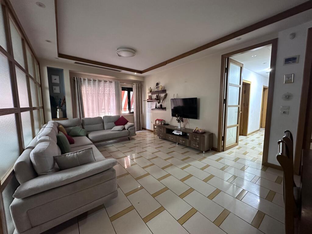 🏡 Jepet me Qira Apartament 3+1 📍 Qendra Tiranë, te Galeria💶 1800 € / muaj