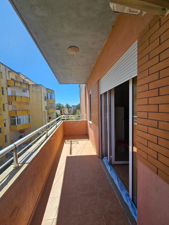 🏡 Shitet apartament në Malin e Robit, kati i 3 banim (pa ashensor), sipërfaqe 86 m² në certifikatë.