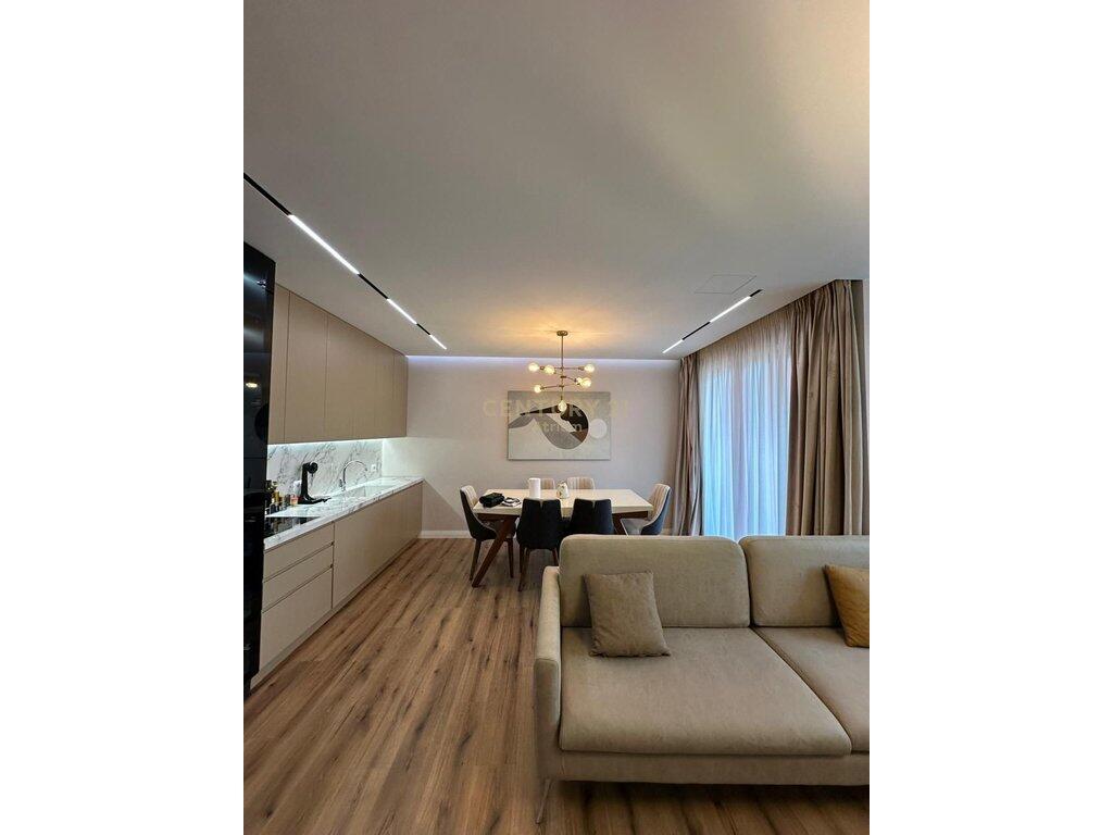 Jepet me qira Apartament 3+2+1 në Astir !