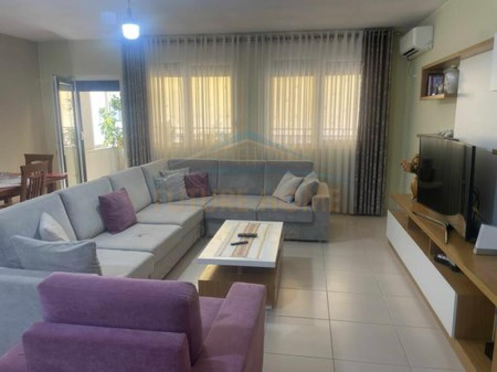Shitet , Apartament 2+1 me Ballkon në Yzberisht, Rruga Besim Alla