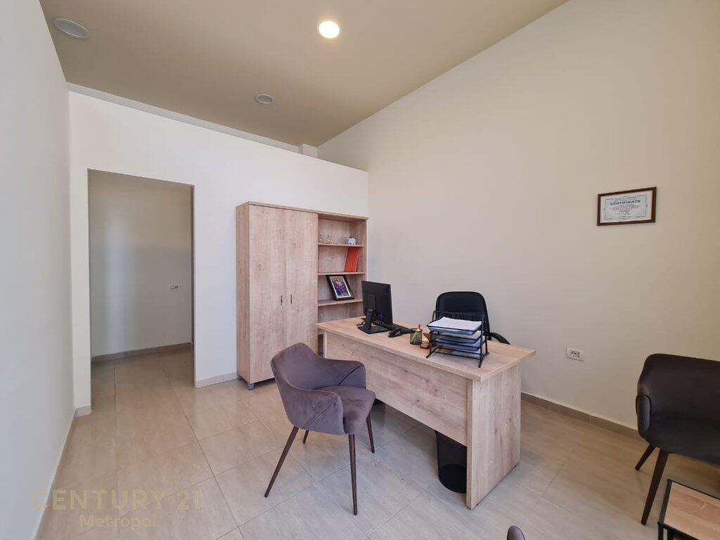 OFFRO IN AFFITTO AMBIENTE PER UFFICI, VICINO ALL'EX ESPOSIZIONE!