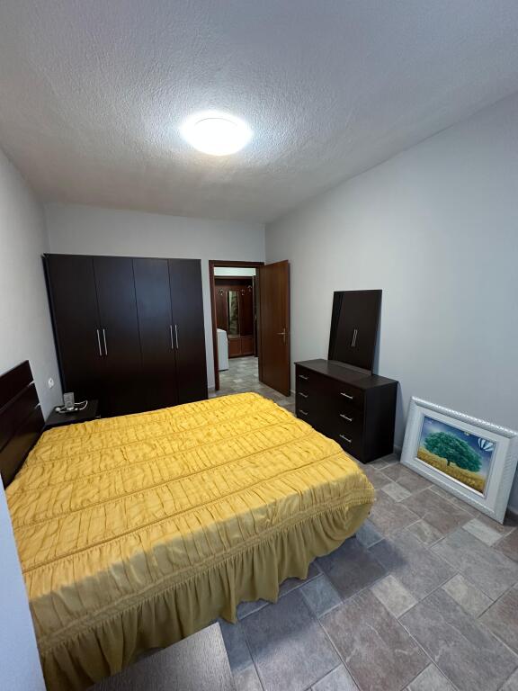 🏡 Appartamento 1+1 in affitto 📍 Vicino all'ex Esposizione 🛋️ Arredato 🏢 3° piano, palazzo con ascensore  💰 Prezzo: 50.000 lek/mese  📞 P
