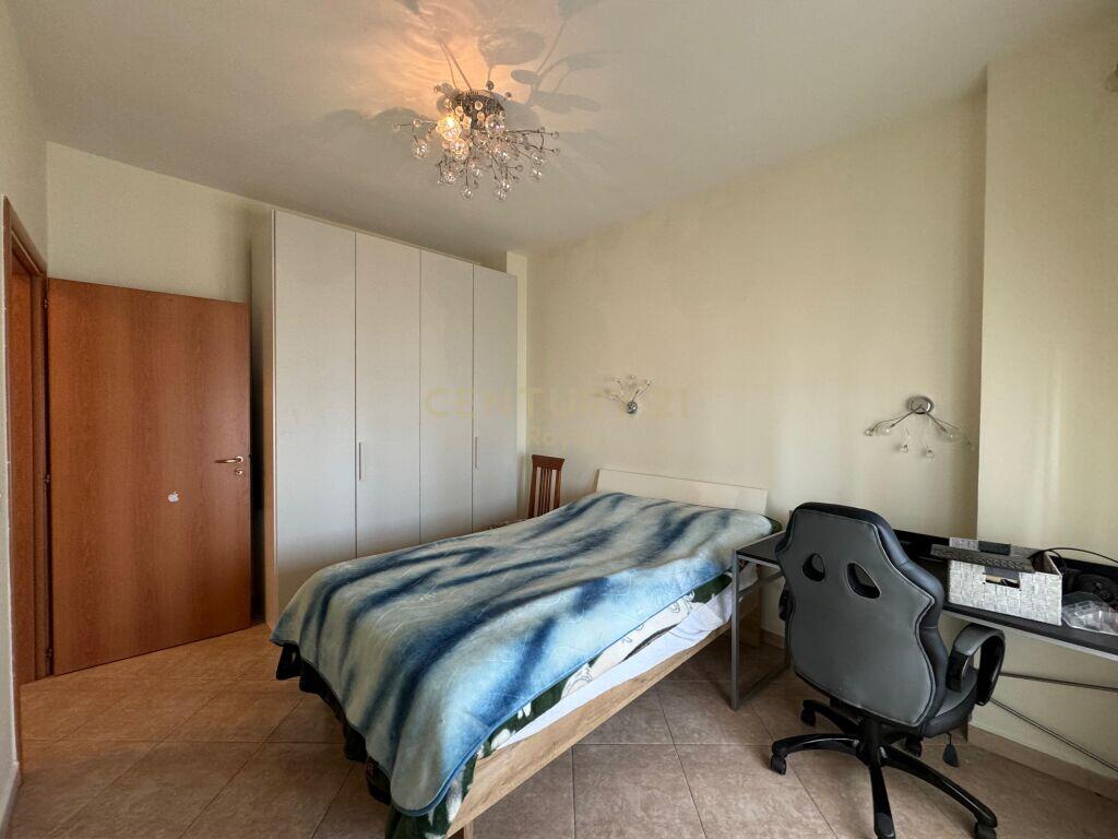 AFFITTASI APPARTAMENTO 1+1 NEL CENTRO DI TIRANA CON VISTA SU PIAZZA SKENDERBEU