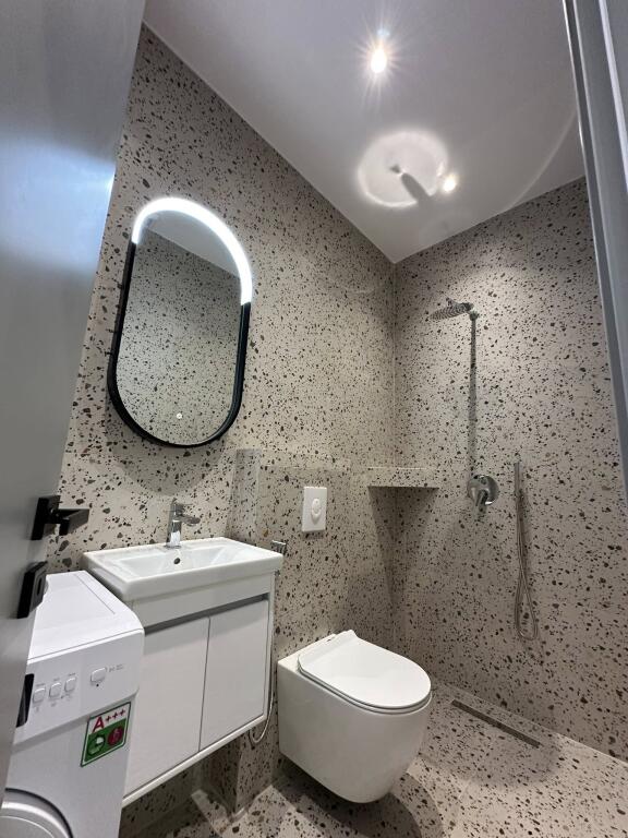 Apart-Hotel modern në shitje me 5 studio të ndara, ideal për turizëm dhe investim afatgjatë.