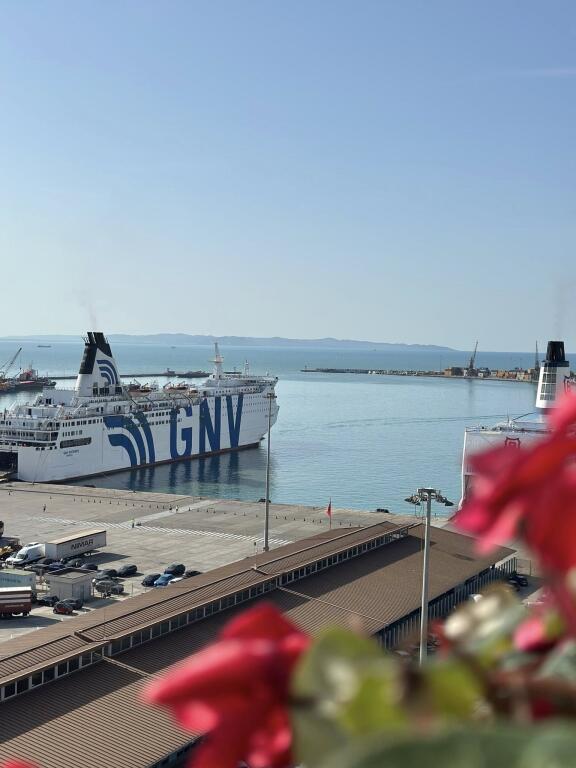 Apart-Hotel modern në shitje me 5 studio të ndara, ideal për turizëm dhe investim afatgjatë.