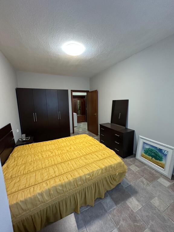 🏡 Appartamento 1+1 in affitto 📍 Vicino all'ex Esposizione 🛋️ Arredato 🏢 3° piano, palazzo con ascensore  💰 Prezzo: 50.000 lek/mese  📞 P