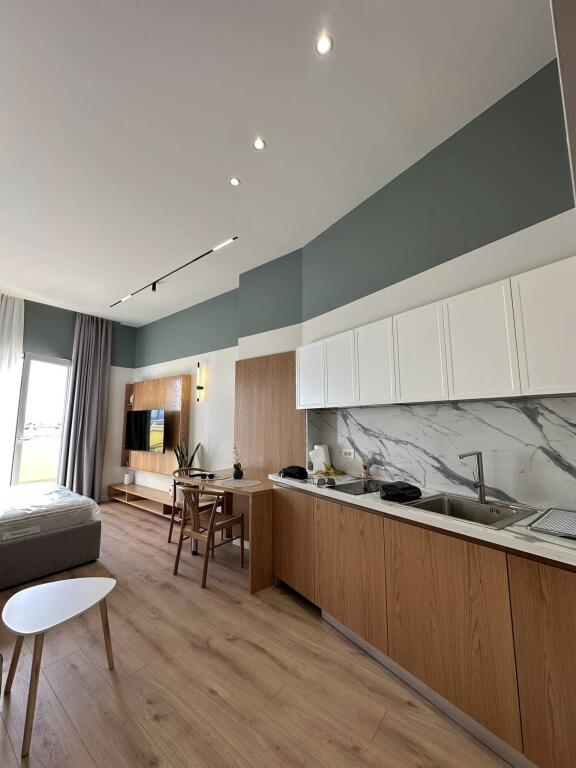 Apart-Hotel modern në shitje me 5 studio të ndara, ideal për turizëm dhe investim afatgjatë.