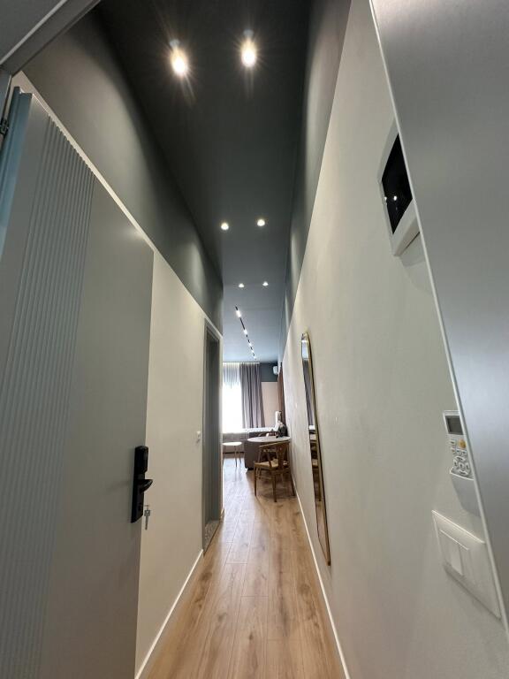 Apart-Hotel modern në shitje me 5 studio të ndara, ideal për turizëm dhe investim afatgjatë.