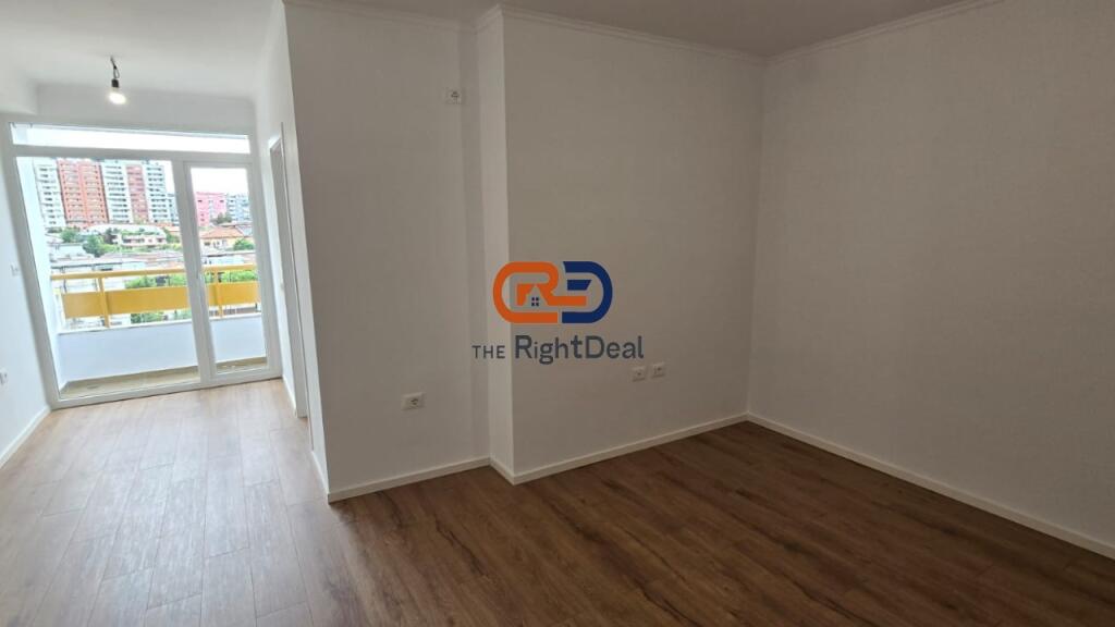 Tek Pallati Me Shigjeta, Shitet Apartament 1+1, Me Orientim Perfekt!!