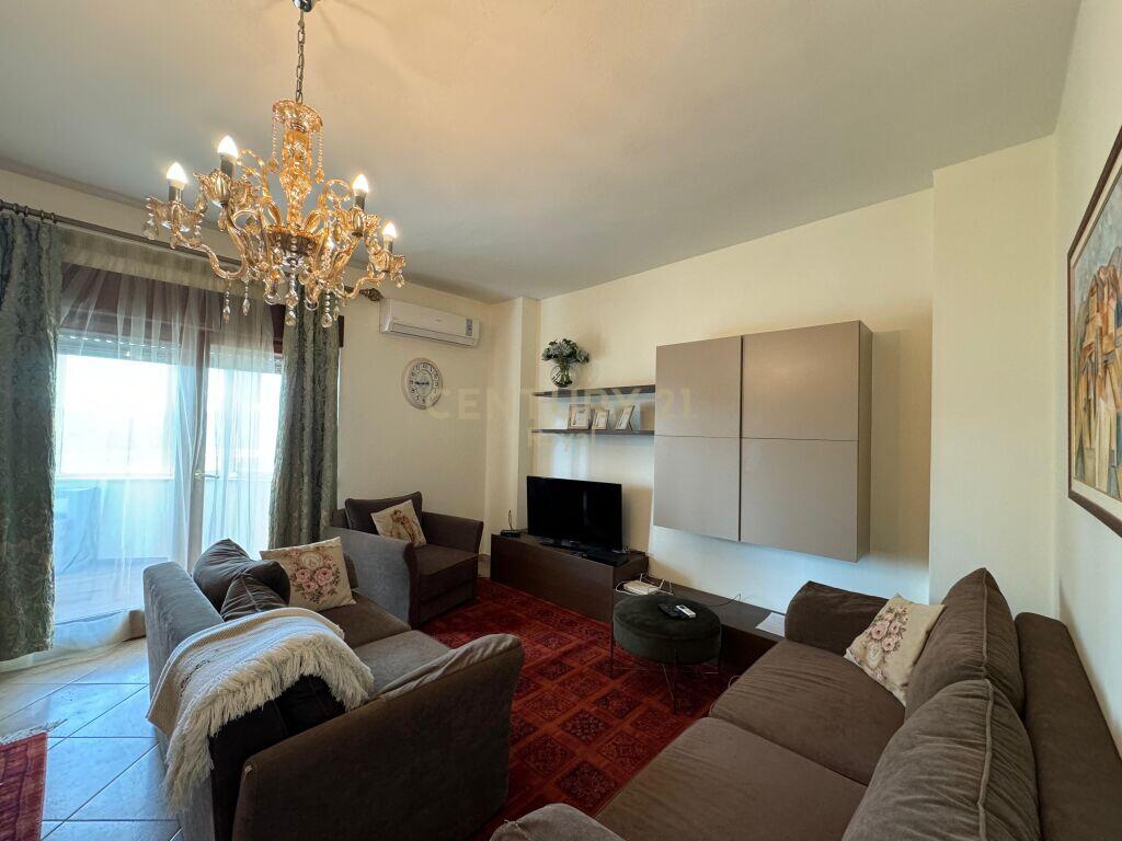 AFFITTASI APPARTAMENTO 1+1 NEL CENTRO DI TIRANA CON VISTA SU PIAZZA SKENDERBEU