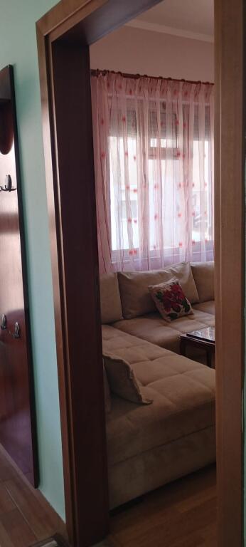 Jepet me qera 3+2 private mobiluar 600 eu  te Hoxha Tasim