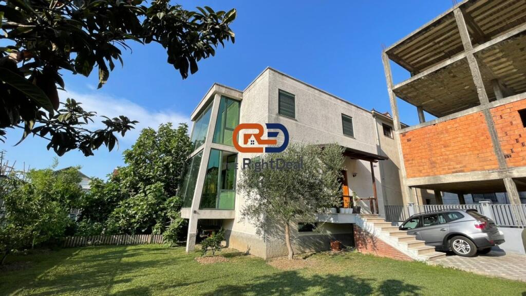 Vicino a Nova Home, Vendesi Villa su 2 Piani, Con Spazi Ampi!!