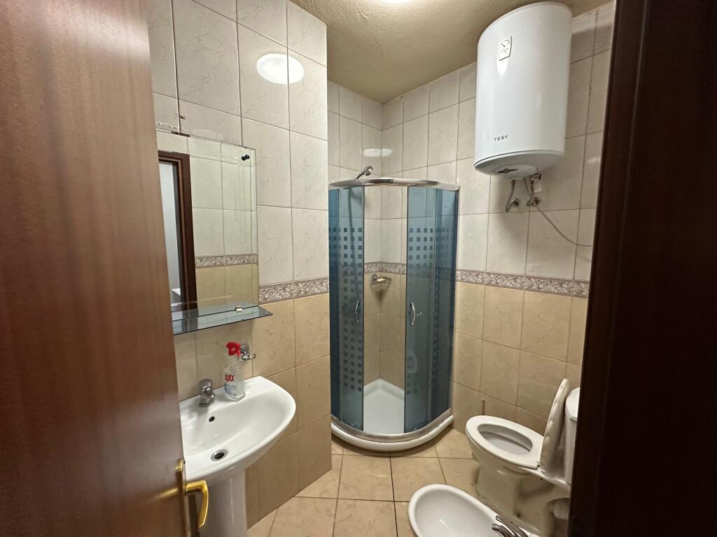 🏡 Appartamento 1+1 in affitto 📍 Vicino all'ex Esposizione 🛋️ Arredato 🏢 3° piano, palazzo con ascensore  💰 Prezzo: 50.000 lek/mese  📞 P