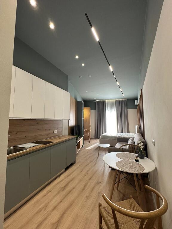 Apart-Hotel modern në shitje me 5 studio të ndara, ideal për turizëm dhe investim afatgjatë.