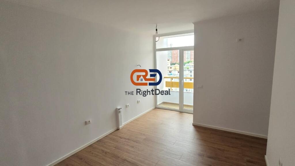 Tek Pallati Me Shigjeta, Shitet Apartament 1+1, Me Orientim Perfekt!!